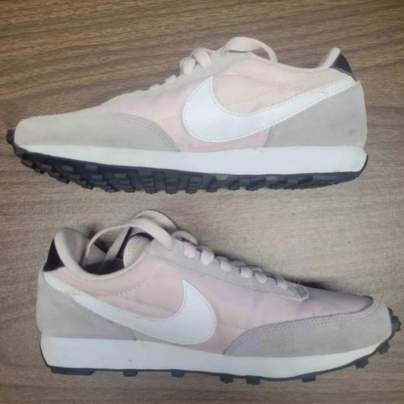 Nike Women's Daybreak 'Barely Rose' Retro sneakers. Like New - Picture 5 of 11